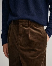 Väljät leveälahkeiset vakosamettihousut