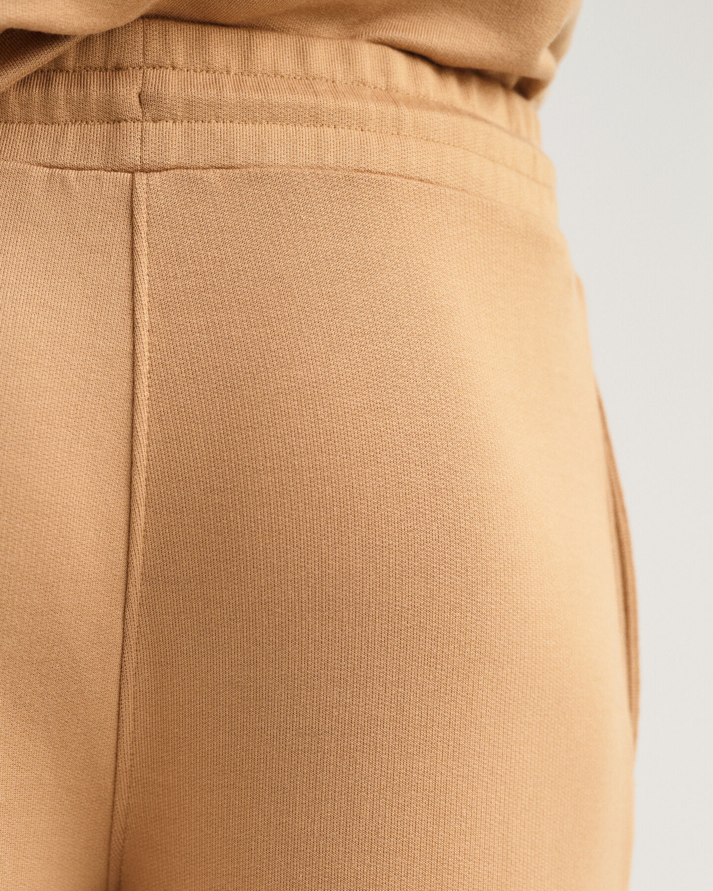 Collegehousut levenevill&auml; lahkeilla