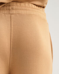 Collegehousut levenevill&auml; lahkeilla