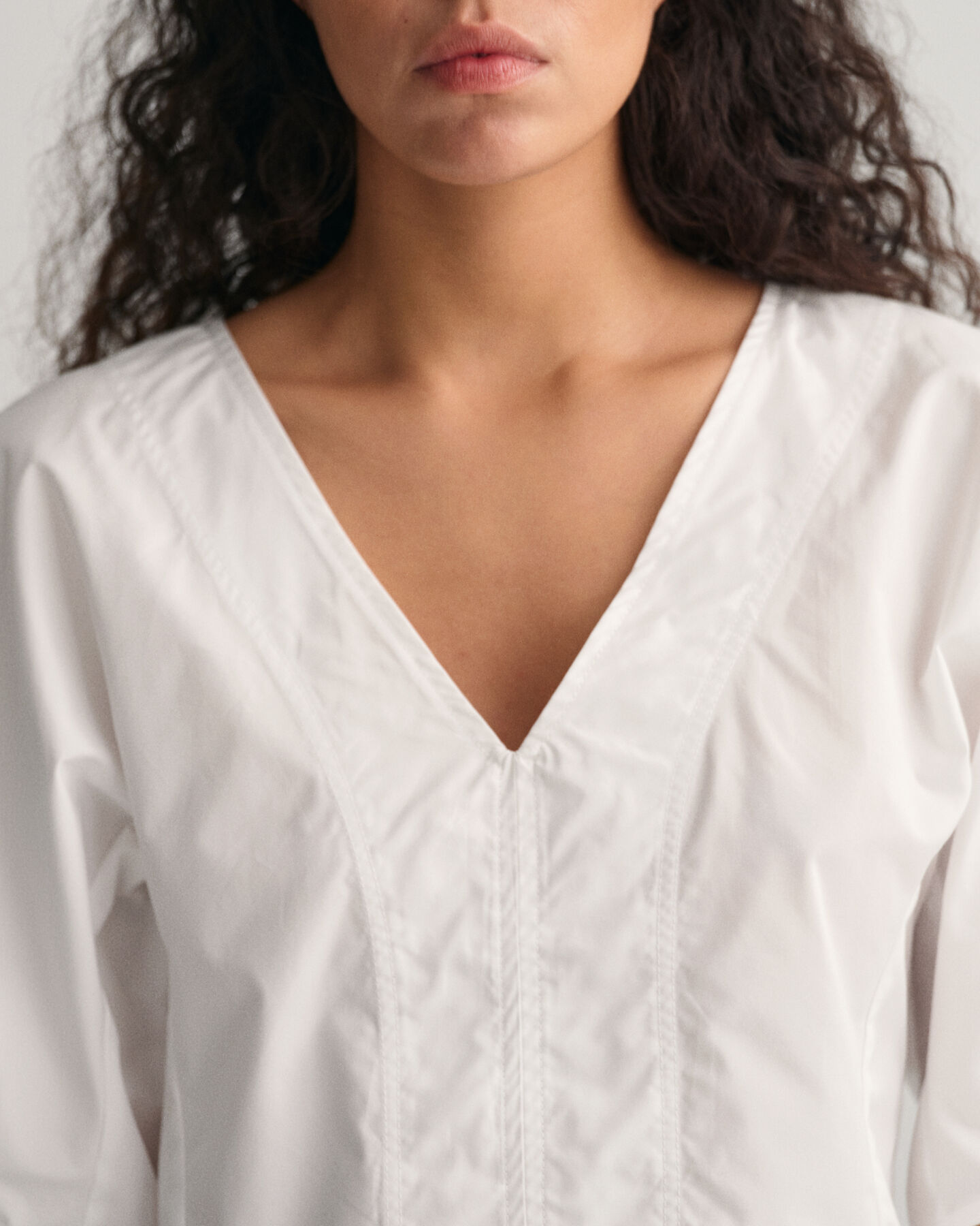 Puhvihihainen pusero, jossa v-pääntie