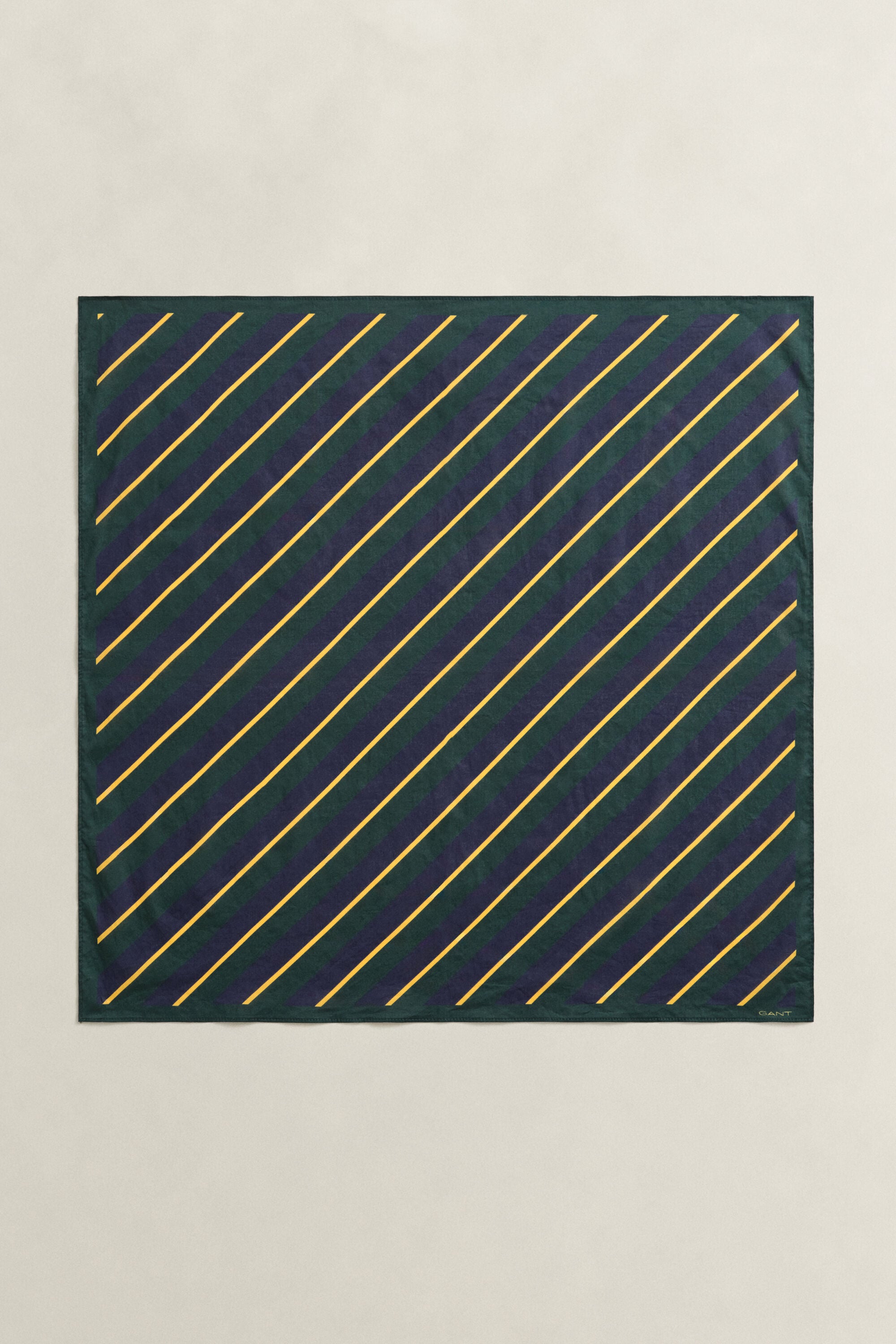 Raidallinen bandana-huivi