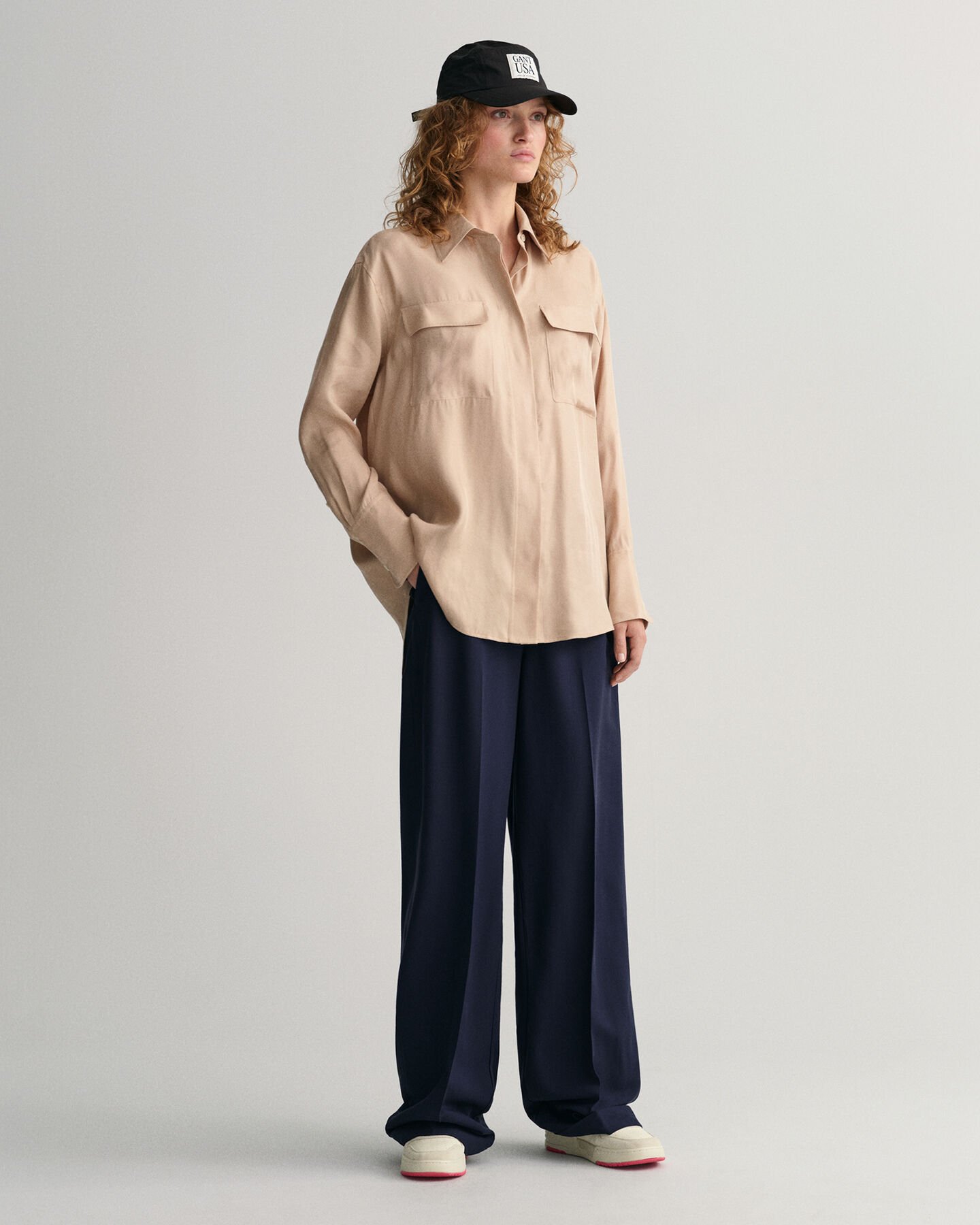Relaxed fit ‑mitoitettu taskullinen paita