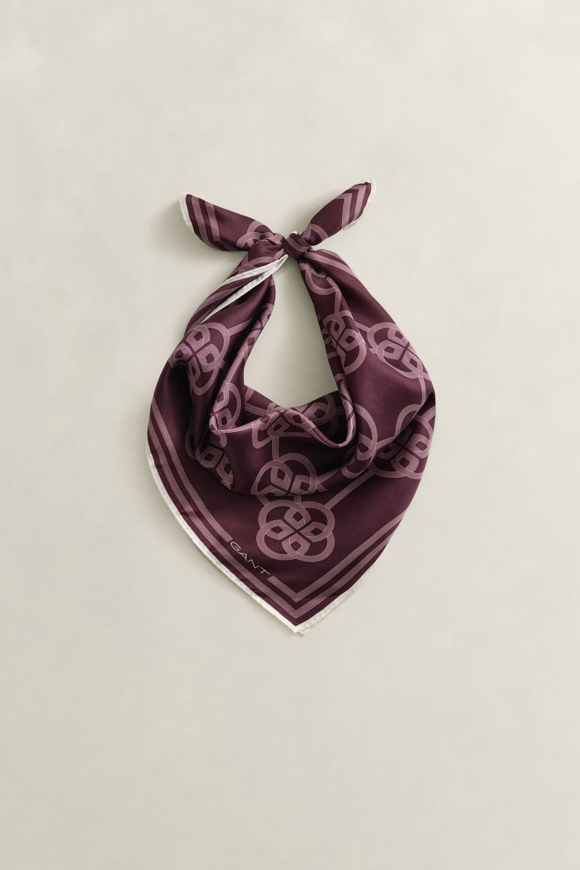 Silkkihuivi monogrammiprinttikuosilla