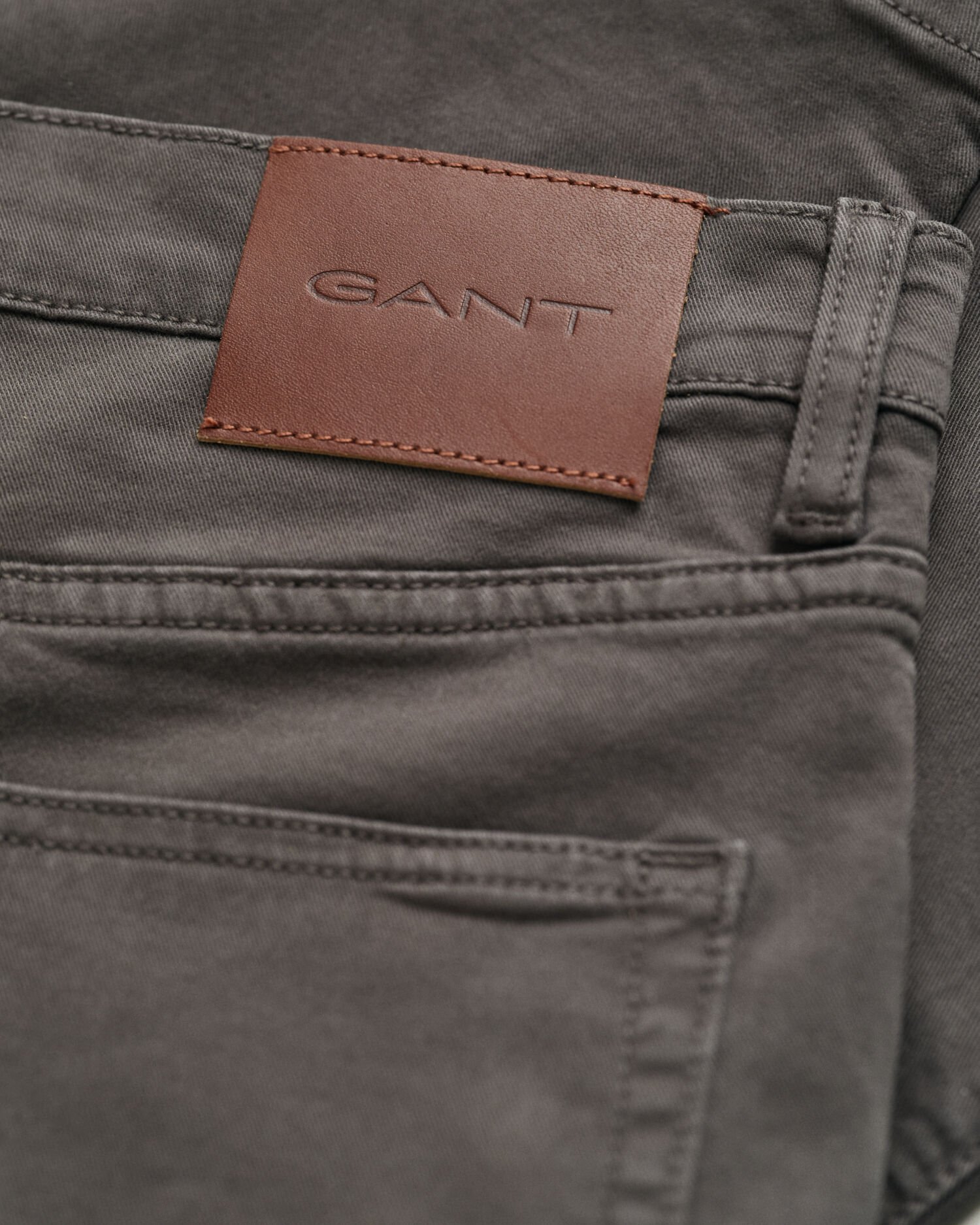 Slim fit ‑mitoitetut Desert-farkut