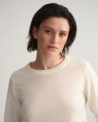 Neulepusero eritt&auml;in hienoa lampaanvillaa, py&ouml;re&auml; p&auml;&auml;ntie