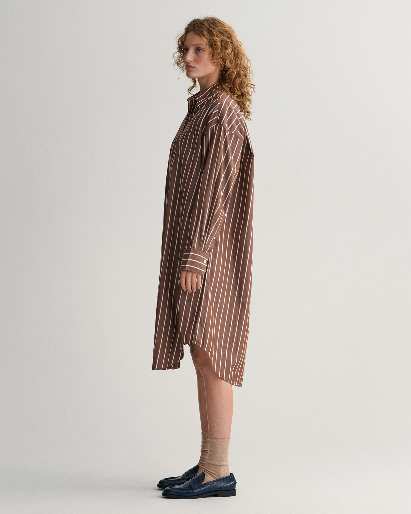 Oversized fit -mitoitettu raidallinen paitamekko