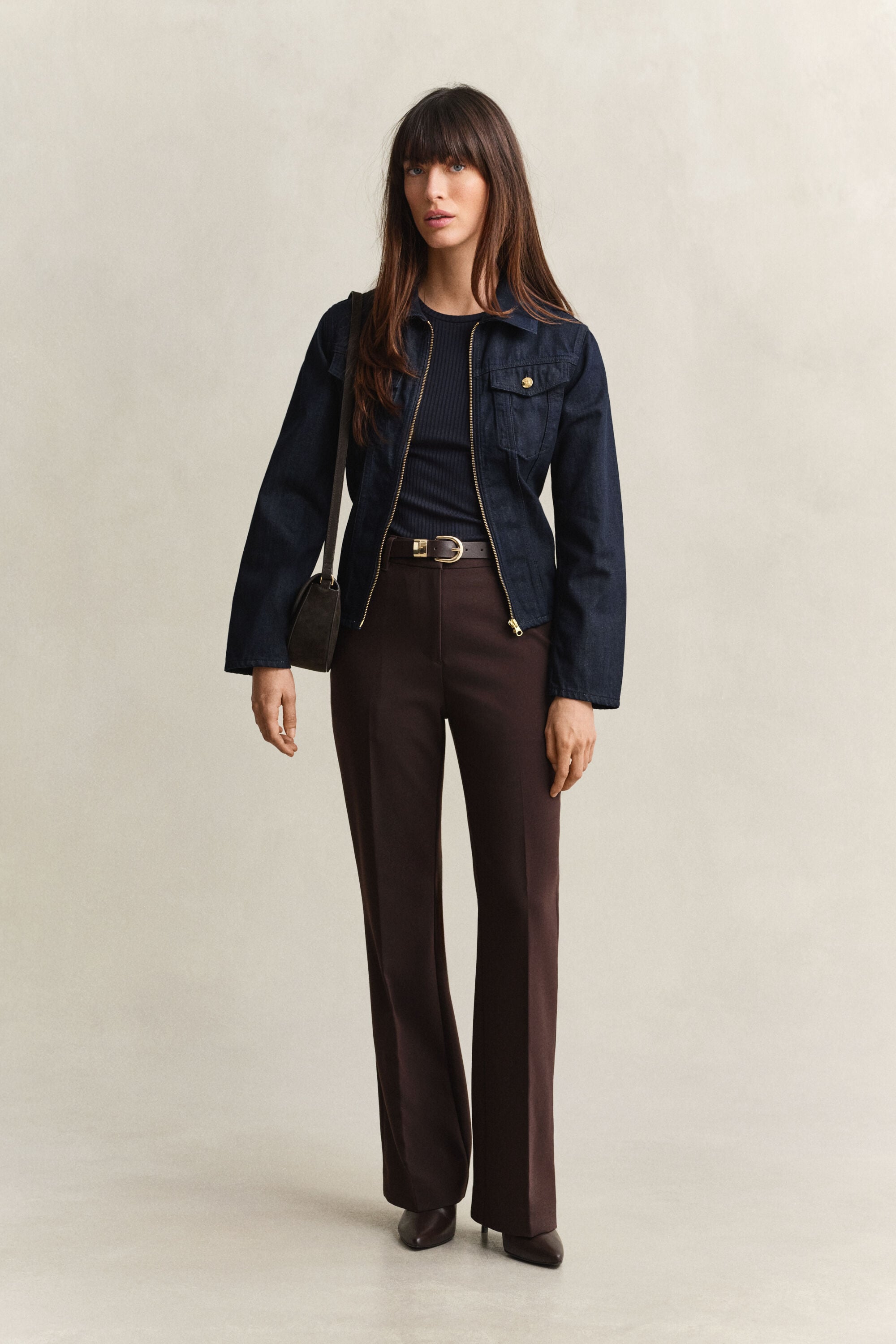 Slim fit -mitoitettu joustinneulottu t‑paita