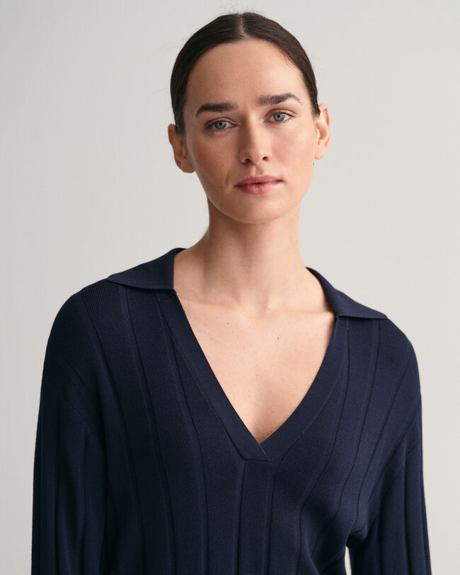 Avokauluksinen joustinneulepusero