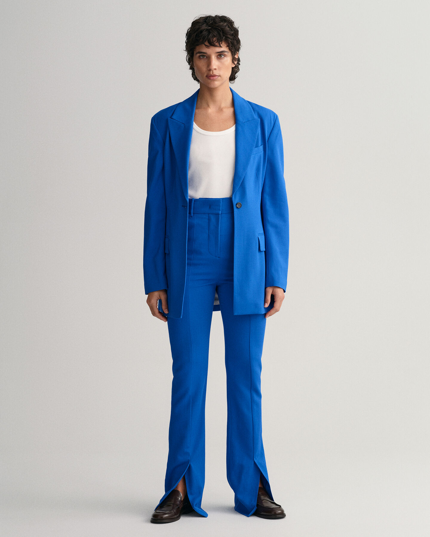 Suoralahkeiset puvunhousut