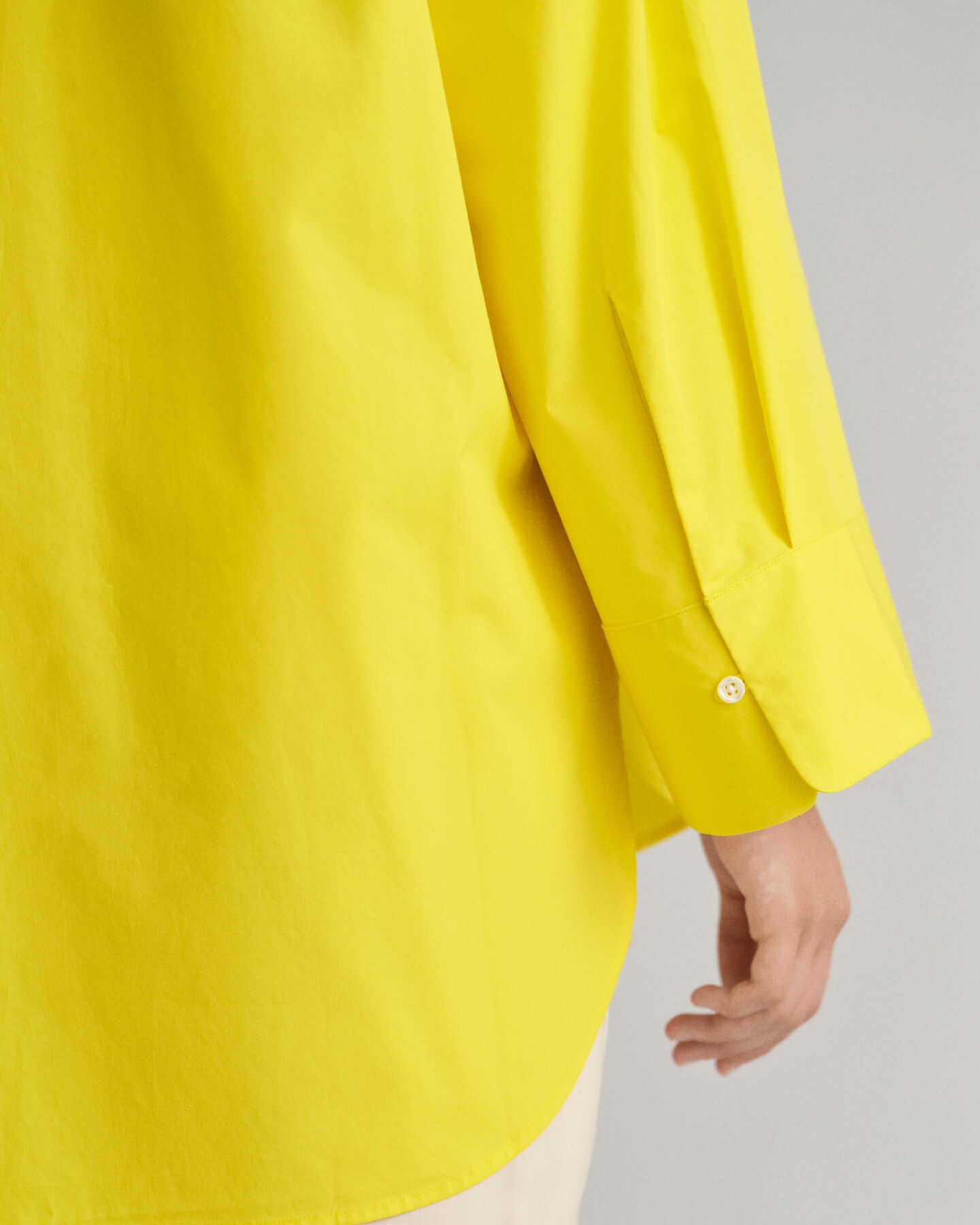 Oversized fit ‑mitoitettu paita leveillä kalvosimilla