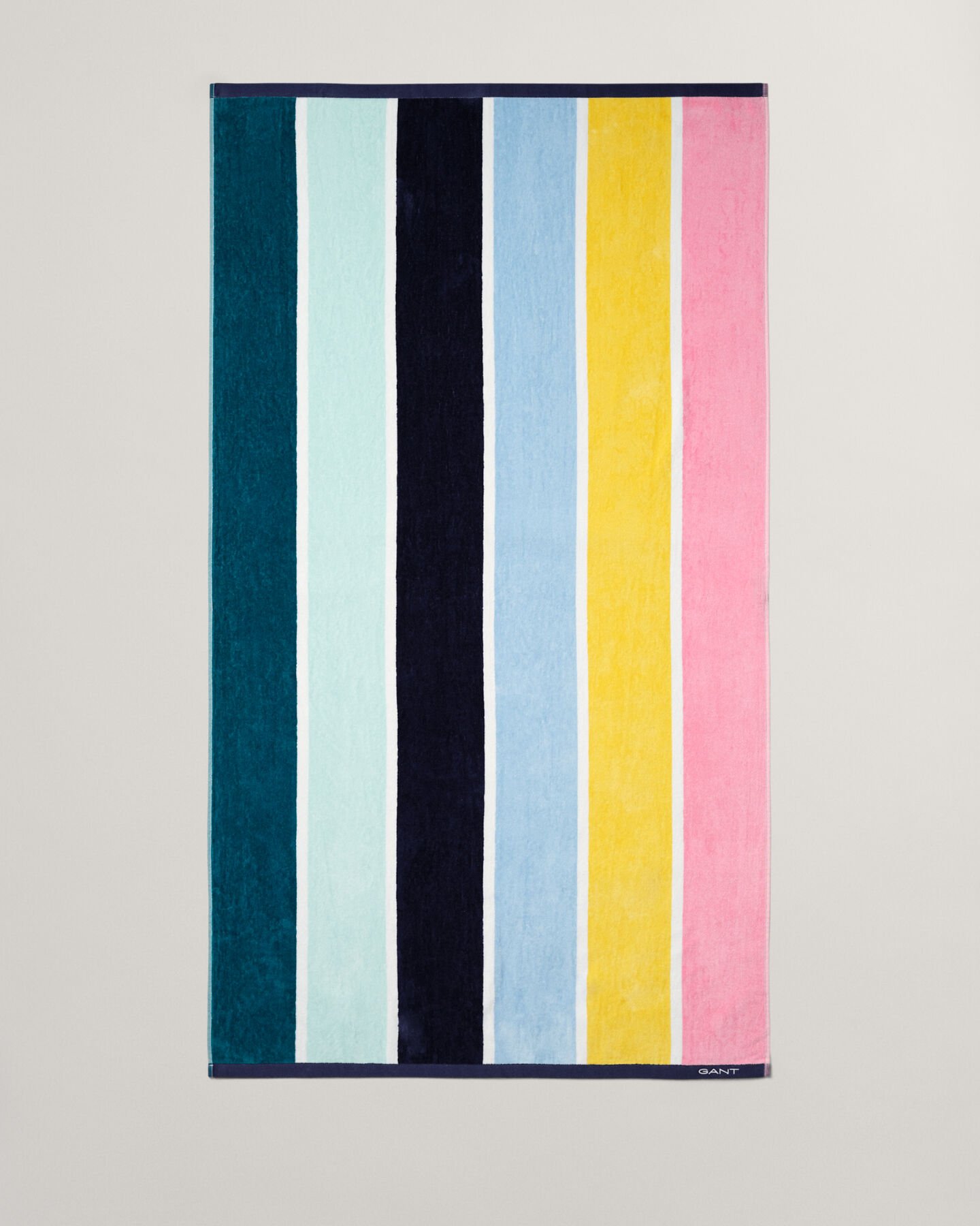 Moniväriraidallinen rantapyyhe