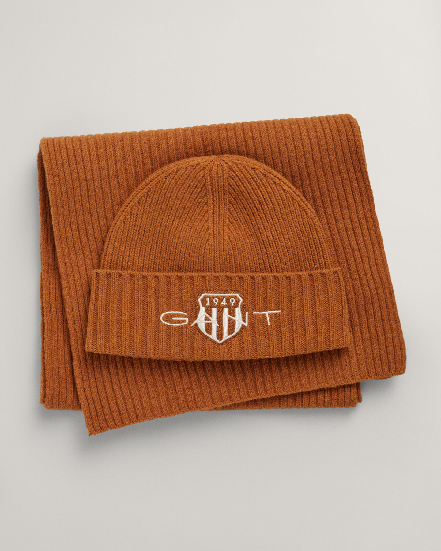 Teens-malliston pipo ja huivi lahjapakkauksessa