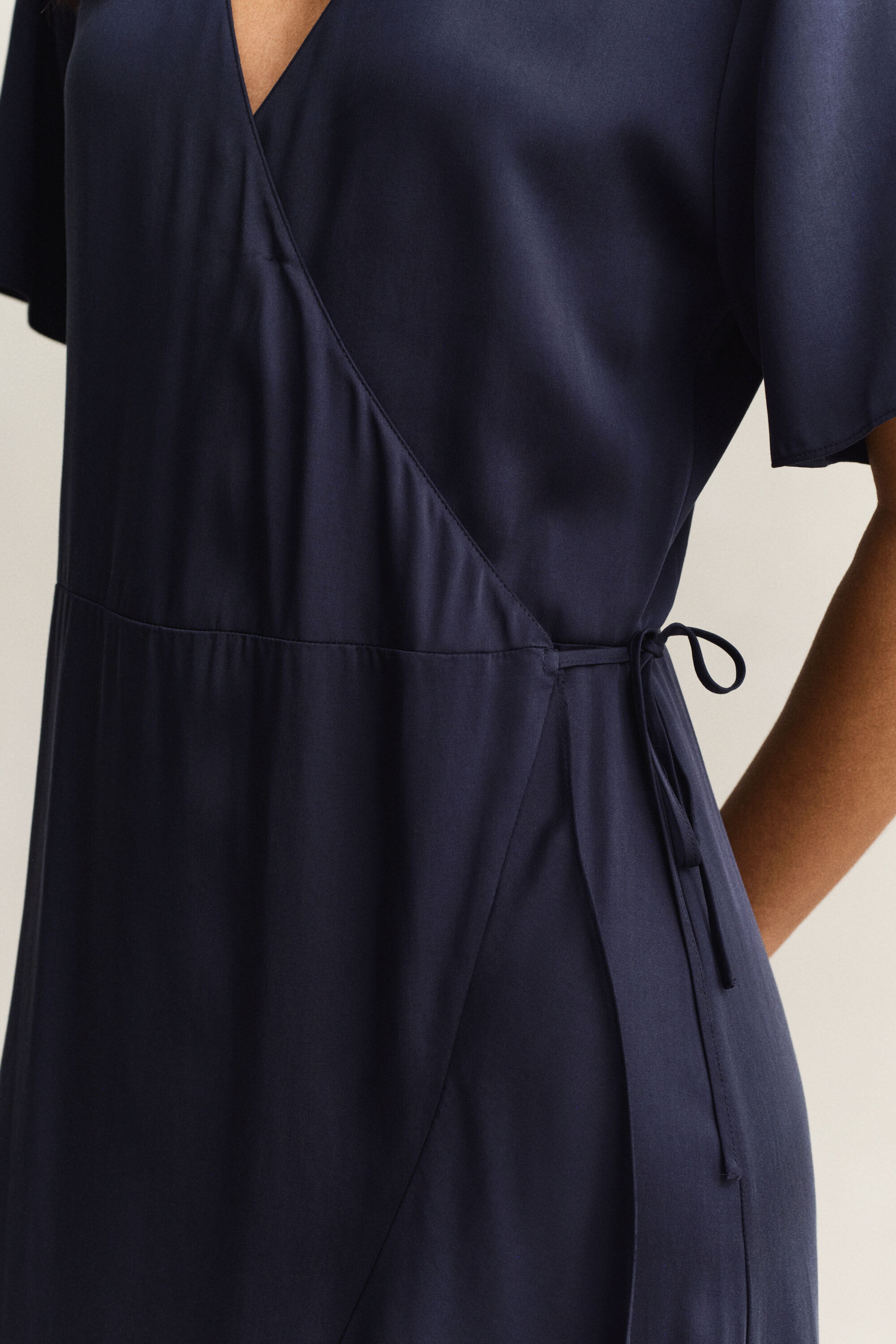 Kietaisumallinen röyhelömekko