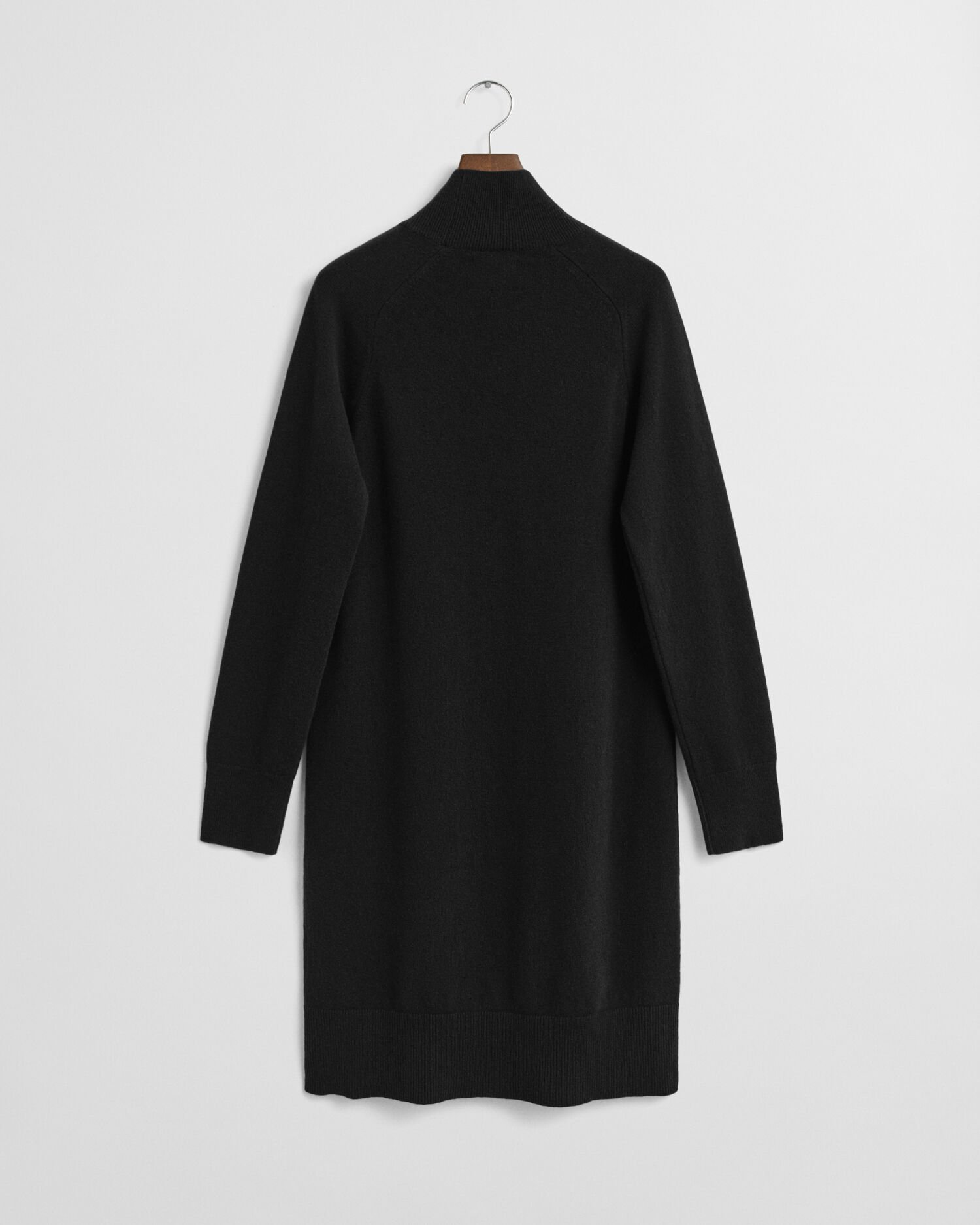 Karitsanvillainen neulemekko