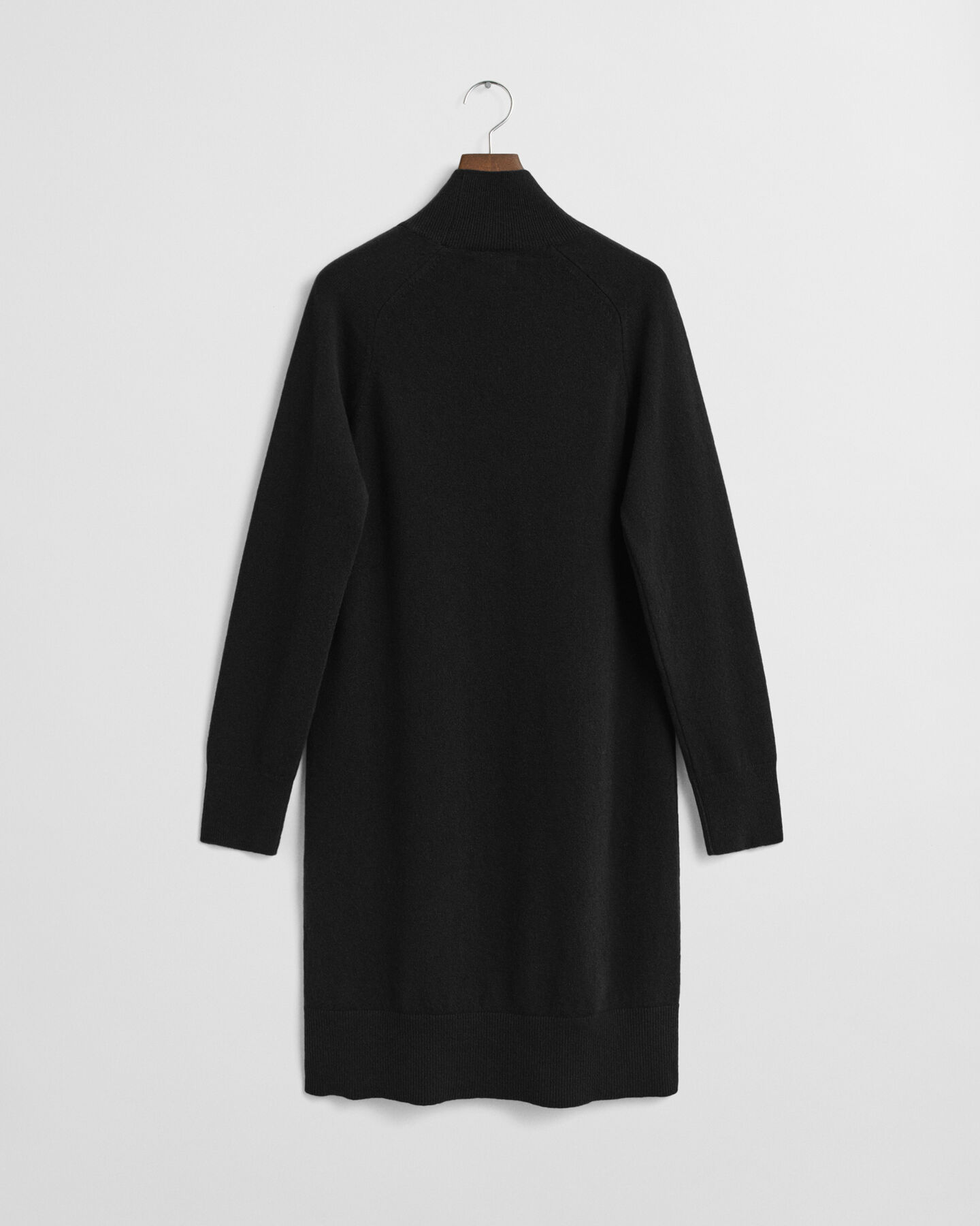 Karitsanvillainen neulemekko