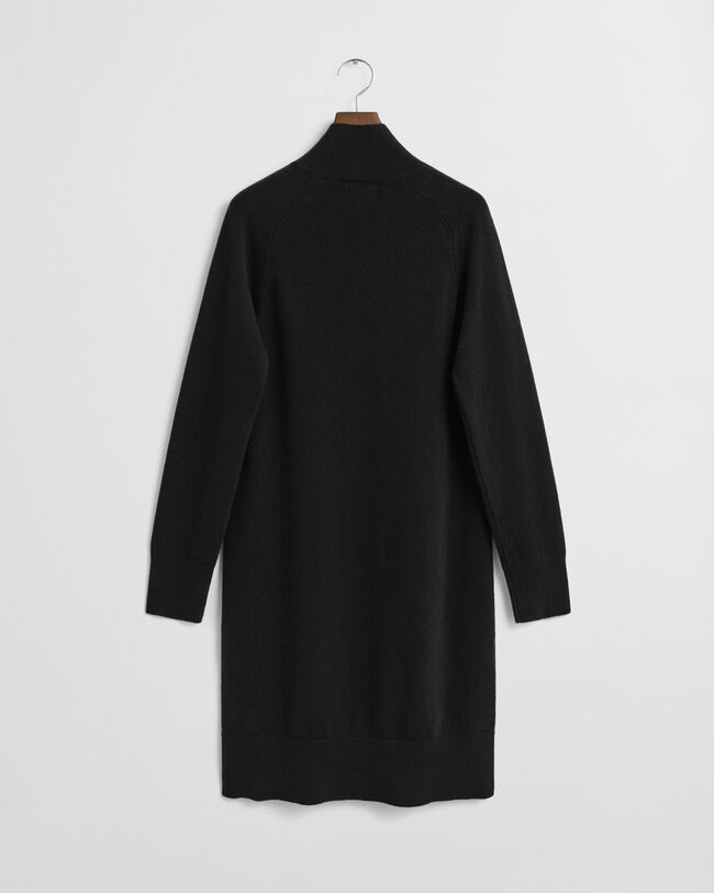 Karitsanvillainen neulemekko