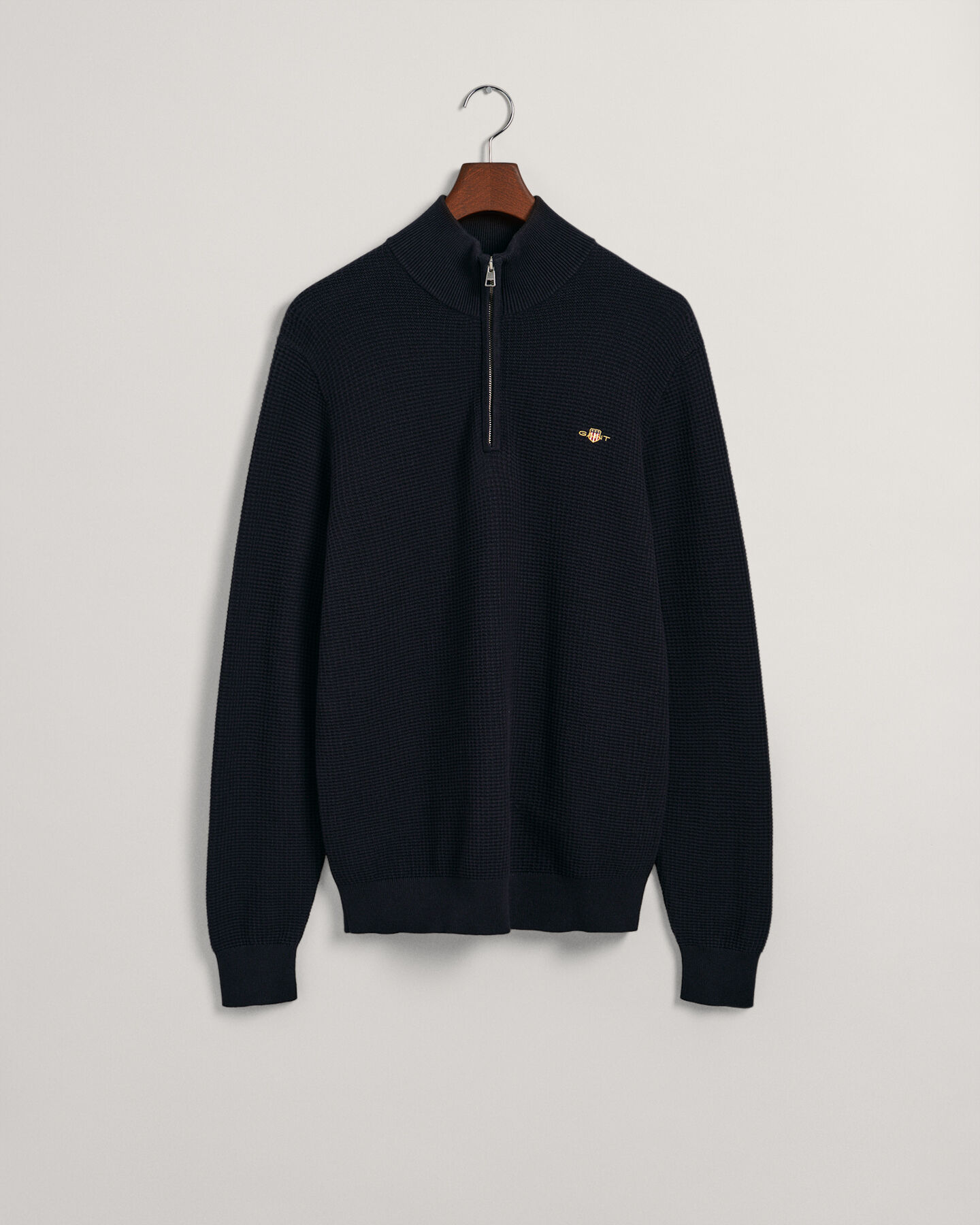 Kohopintainen puuvillaneulepusero, jossa vetoketjullinen pääntie