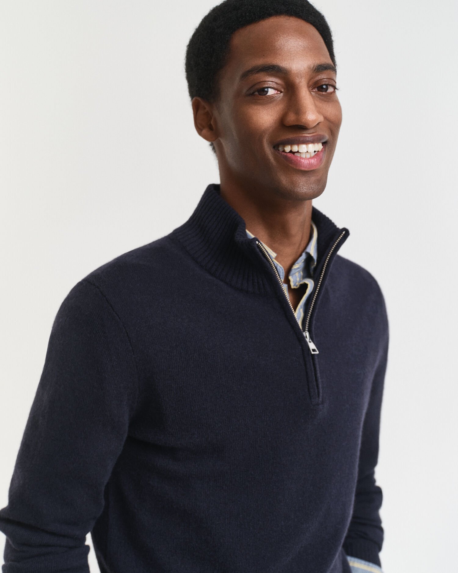 Puolivetoketjullinen kašmirneulepusero