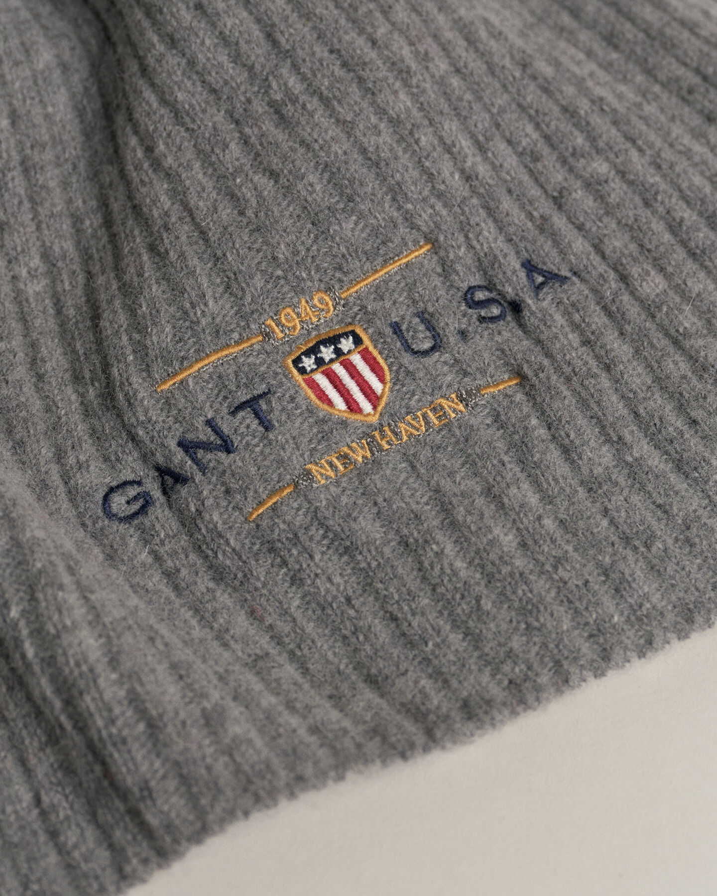 Huivi ja pipo lahjapakkauksessa