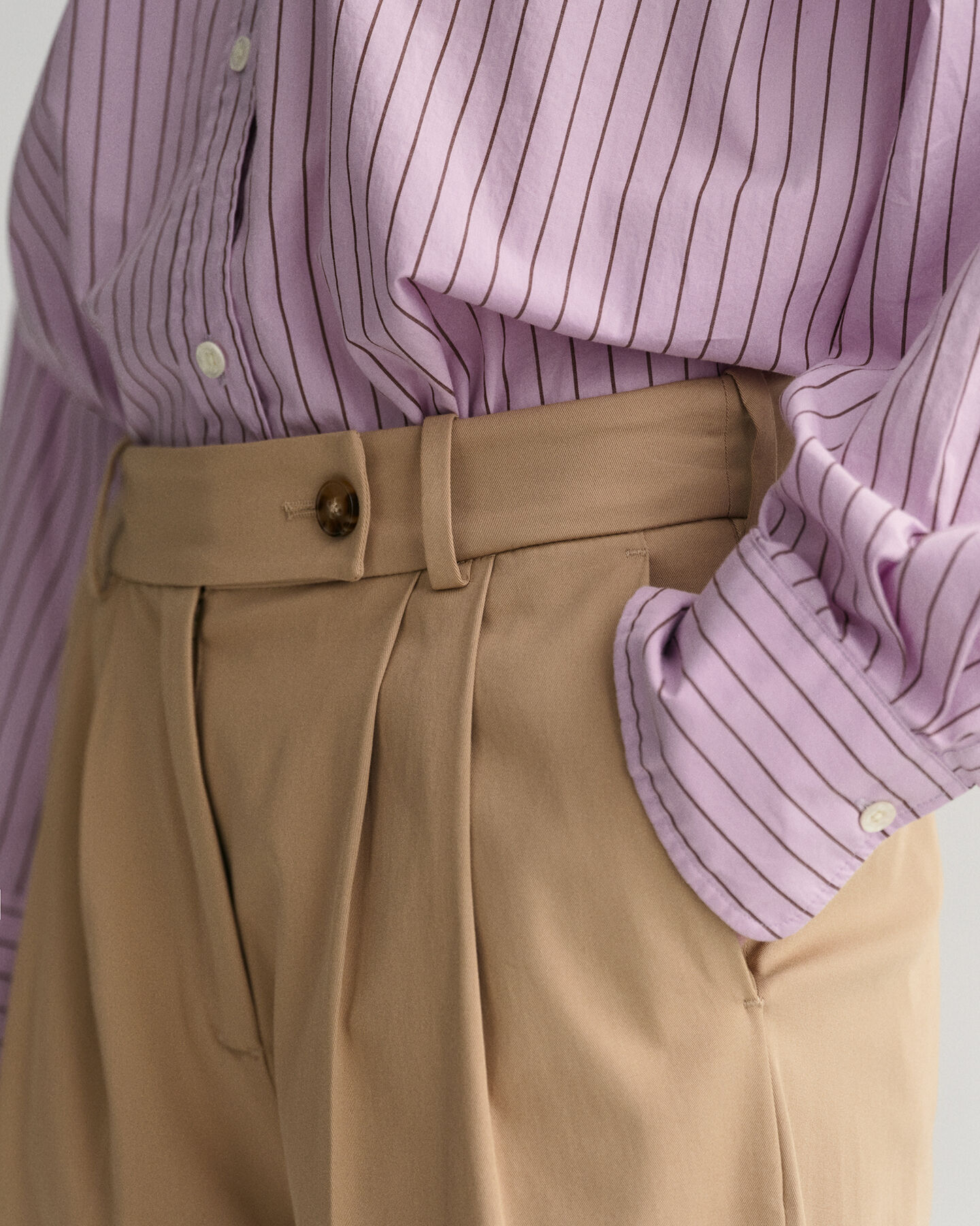 Relaxed fit -mitoitetut korkeavy&ouml;t&auml;r&ouml;iset chinot