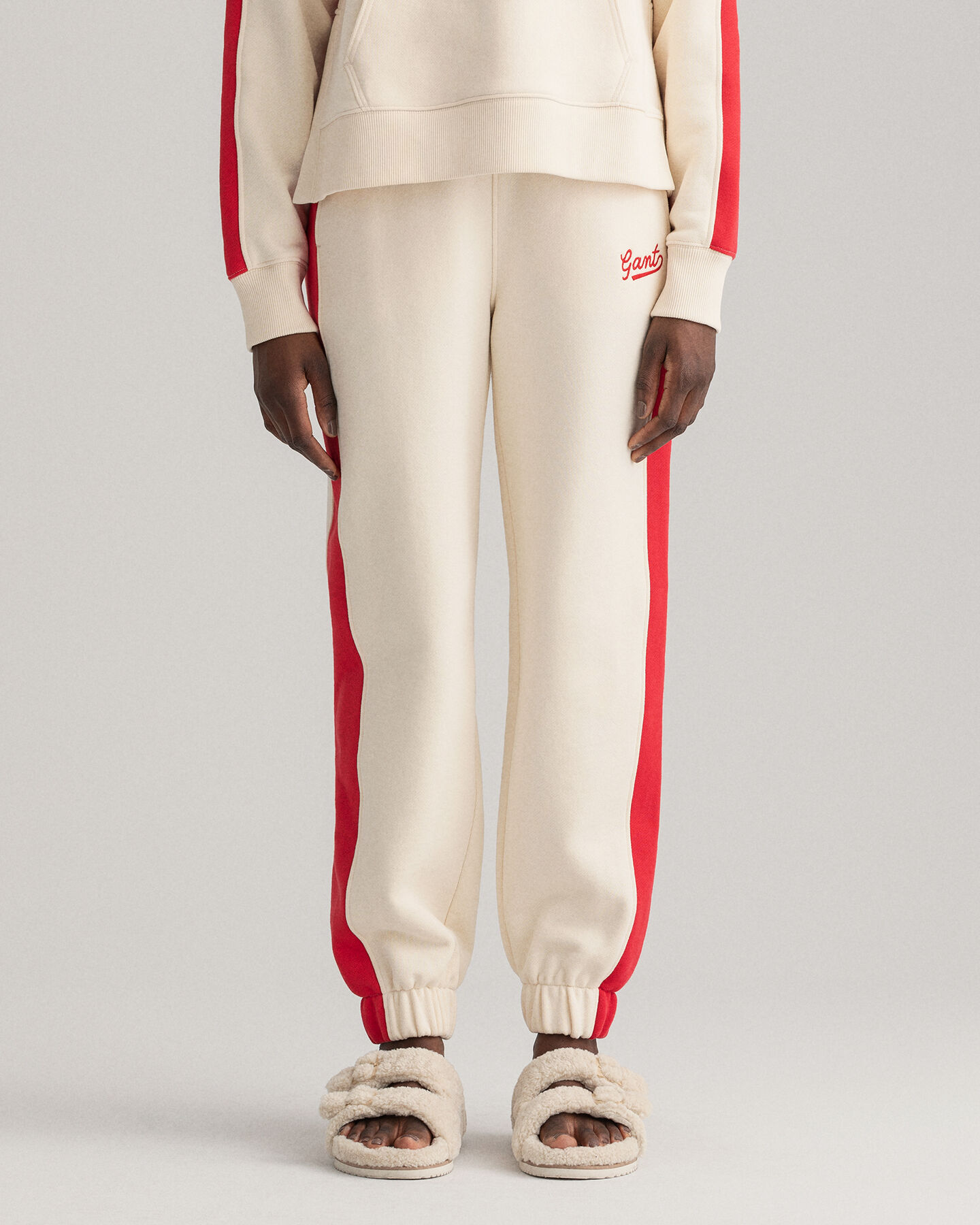 Moniv&auml;riset collegehousut