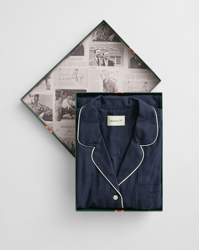 Raidallinen satiinipyjama lahjapakkauksessa