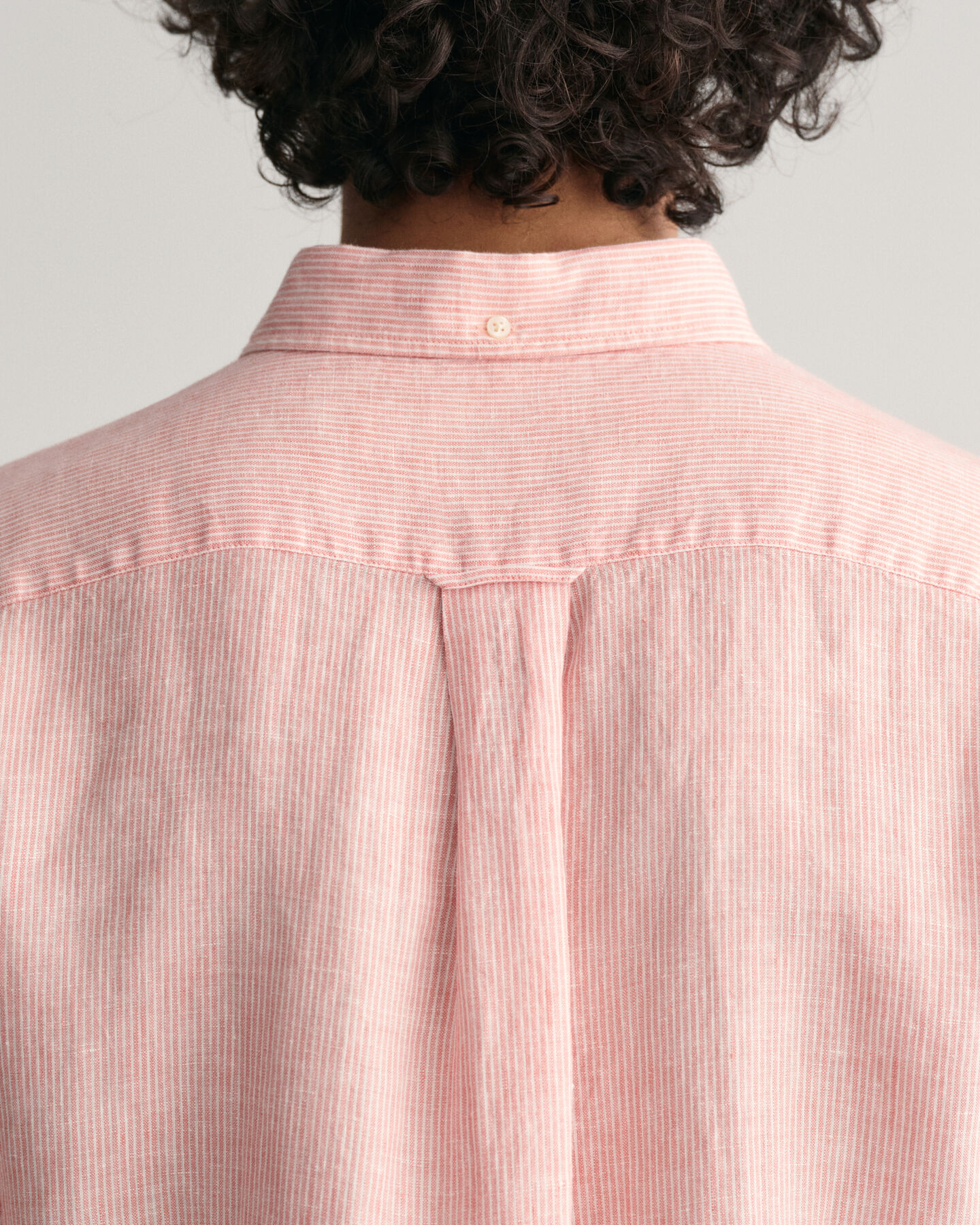 Regular fit ‑mitoitettu raidallinen lyhythihainen pellavapaita