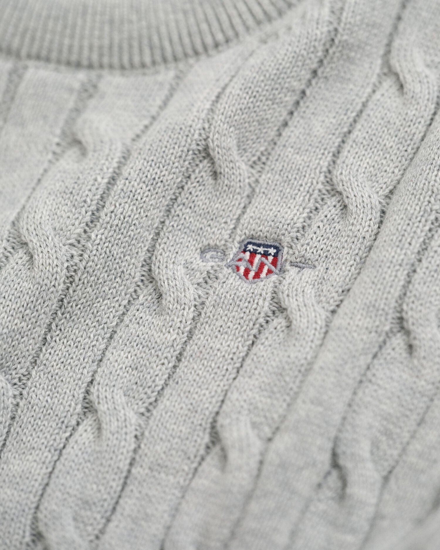 Kids-malliston puuvillainen Shield-palmikkoneulepusero, jossa pyöreä pääntie