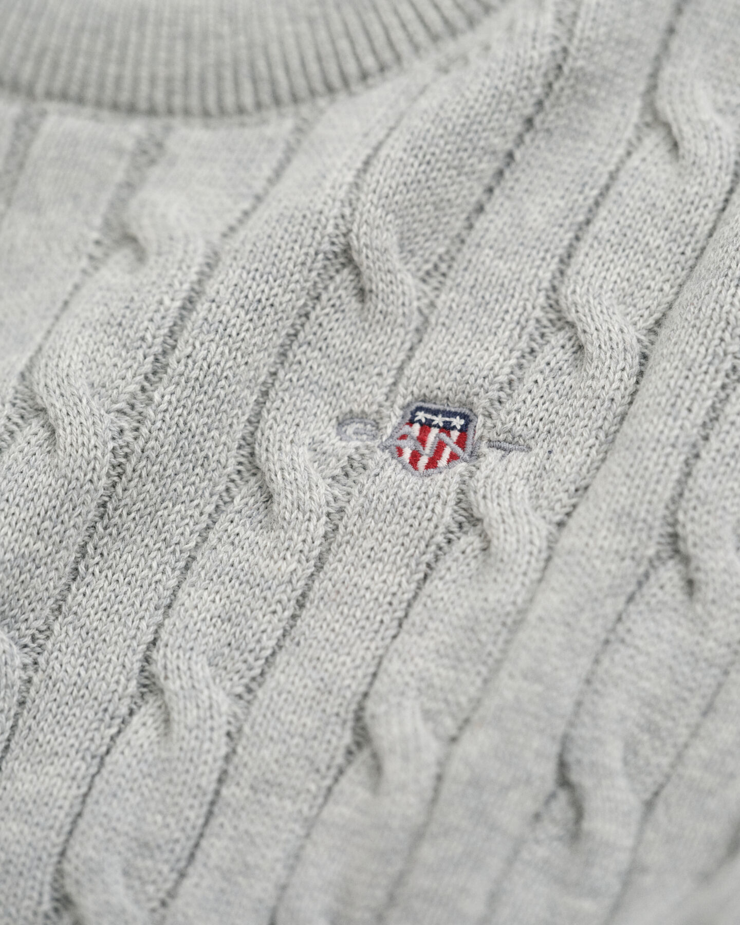 Kids-malliston puuvillainen Shield-palmikkoneulepusero, jossa pyöreä pääntie