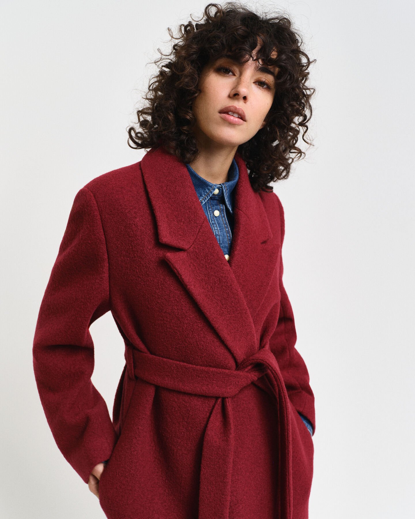 Kohopintainen kietaisutakki