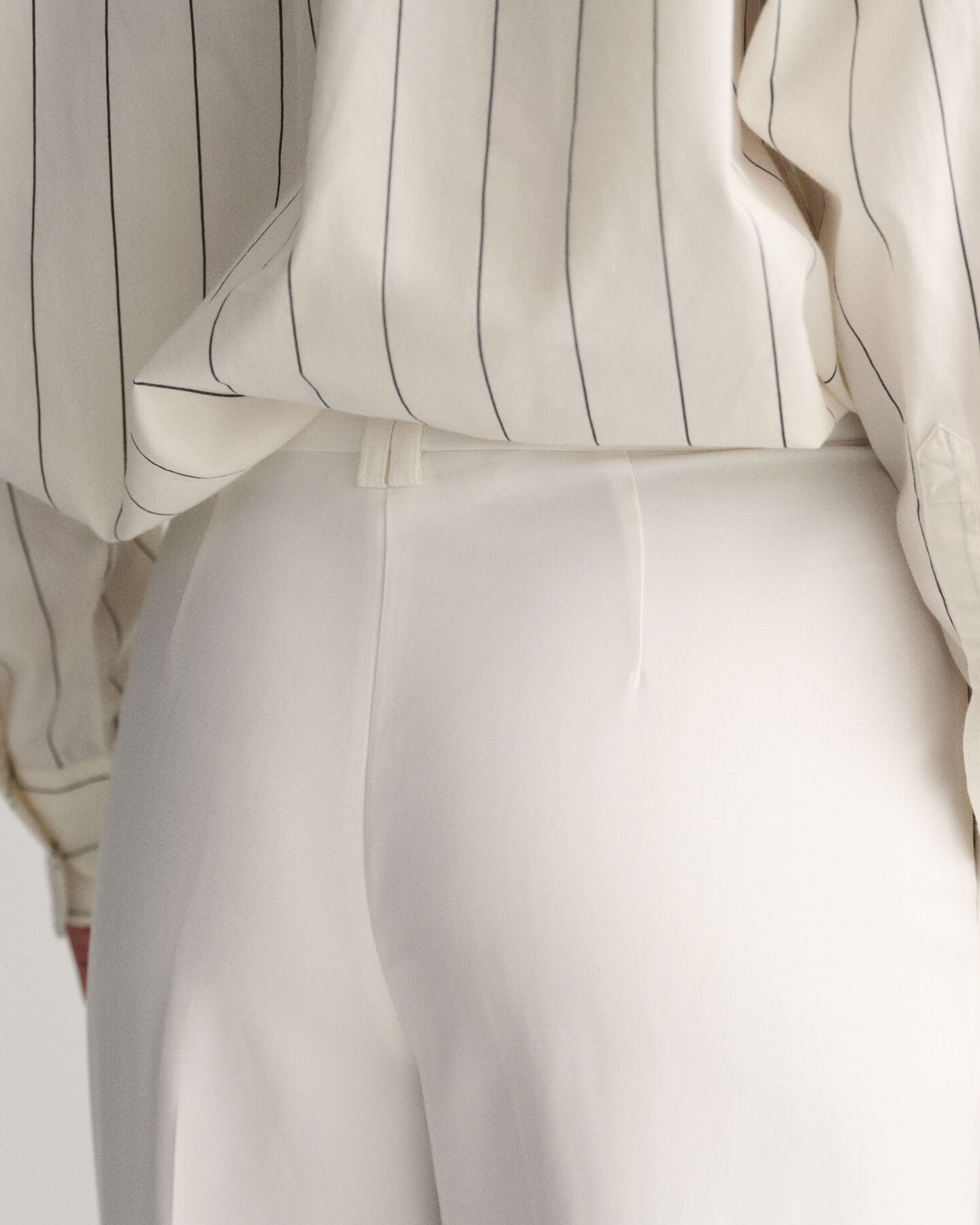 Relaxed fit ‑mitoitetut laskoshousut