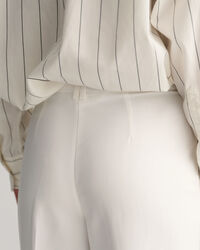 Relaxed fit ‑mitoitetut laskoshousut