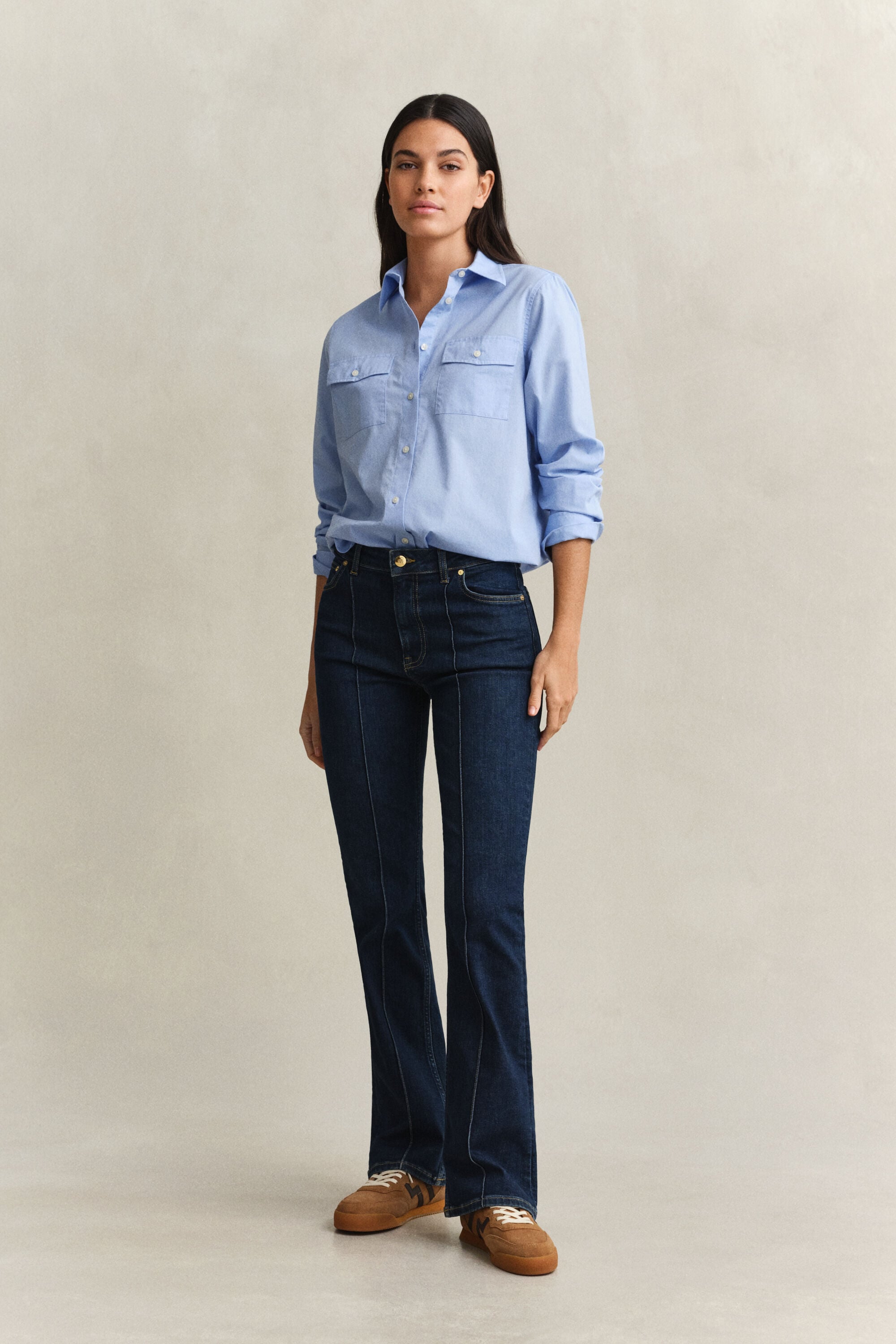 Slim fit -mitoitetut alaspäin levenevät prässifarkut