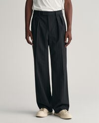 Laskostetut liituraidalliset puvunhousut