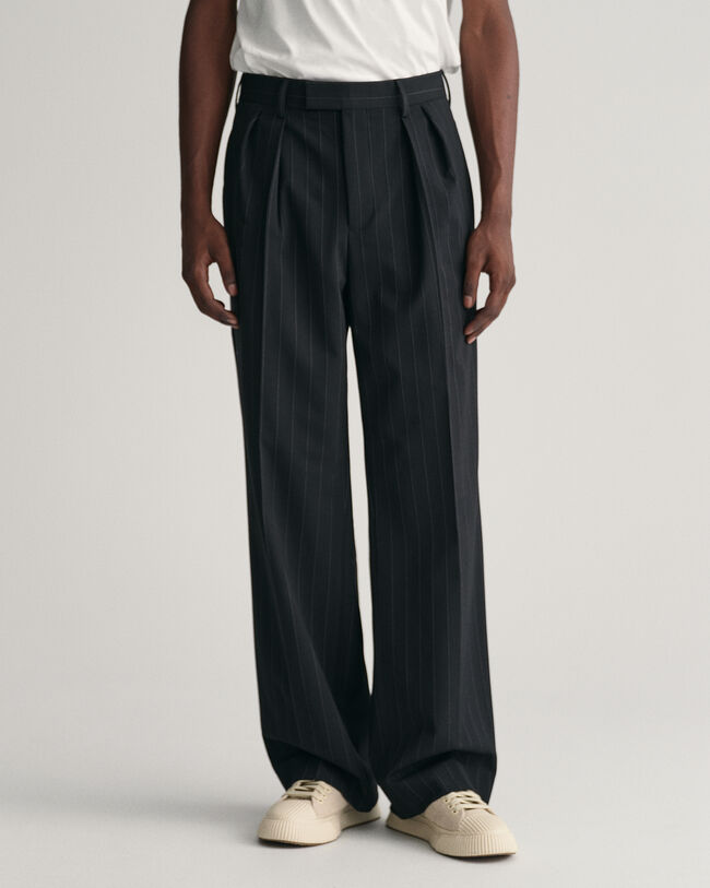 Laskostetut liituraidalliset puvunhousut