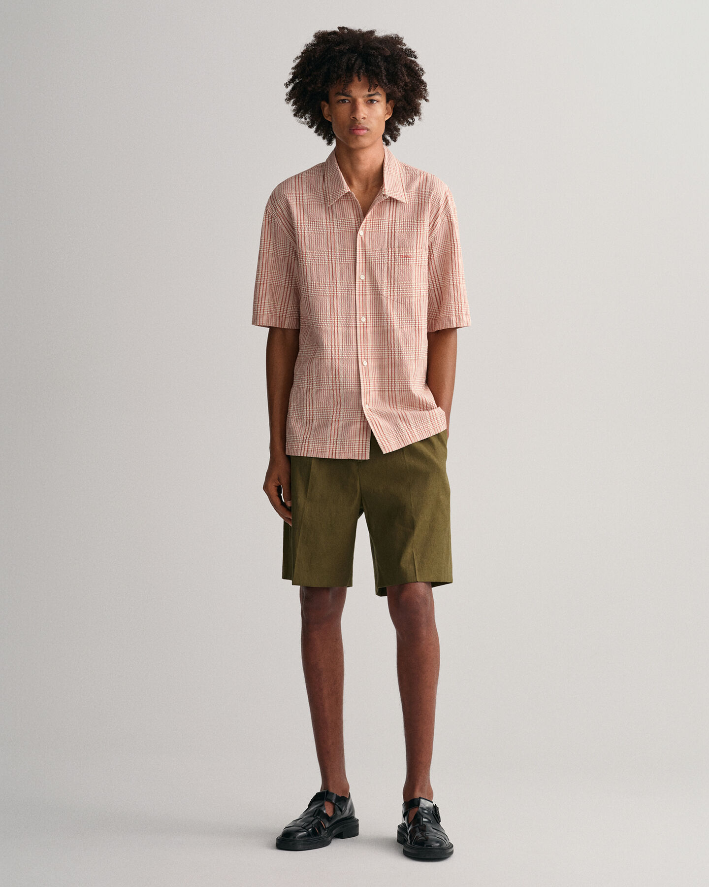 Relaxed&nbsp;fit ‑mitoitettu lyhythihainen seersucker-ruutupaita