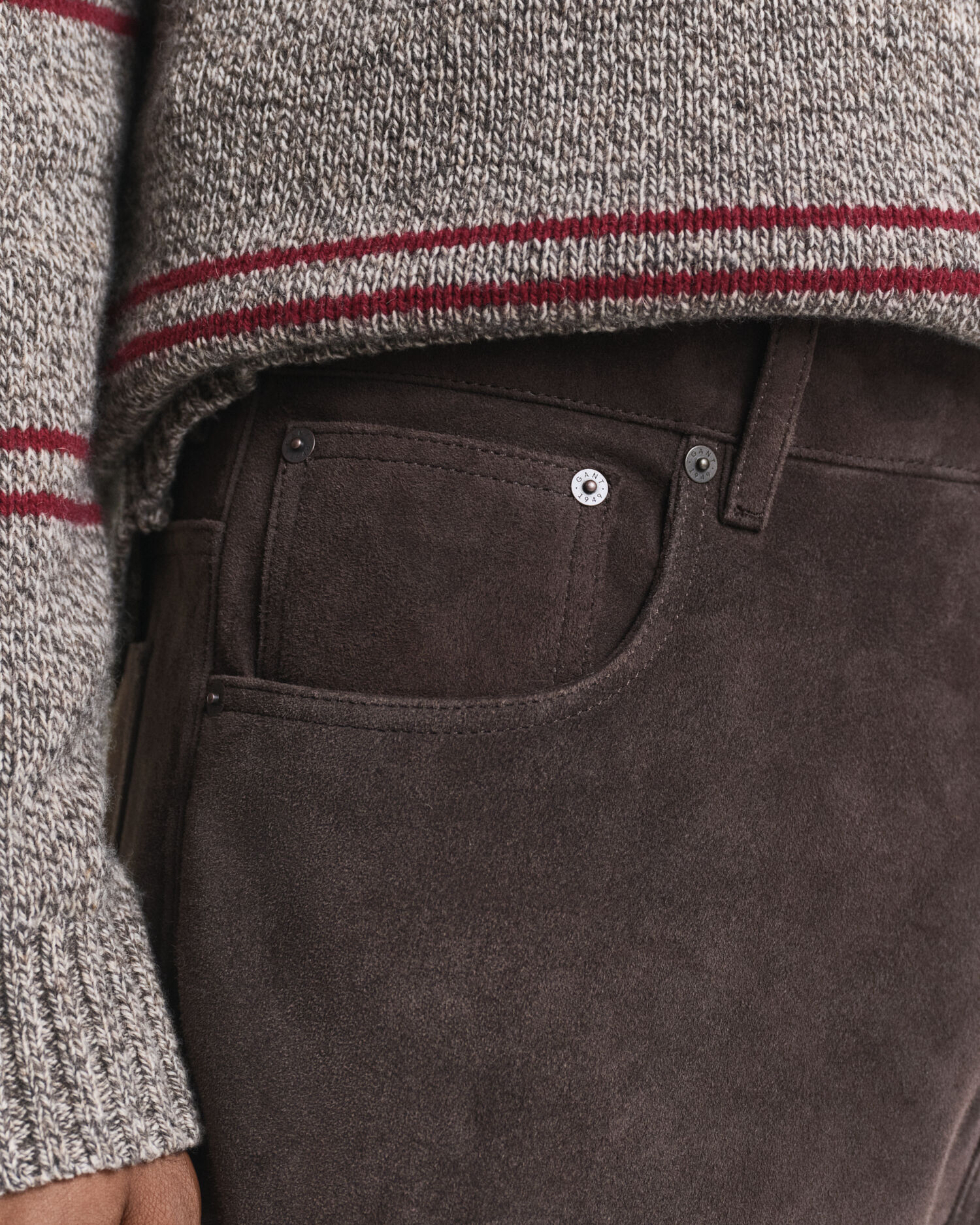 Straight fit ‑mitoitetut mokkanahkafarkut