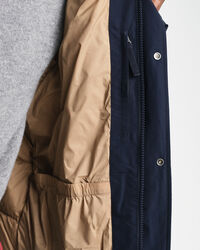 Paksu keskipitkä untuvatakki