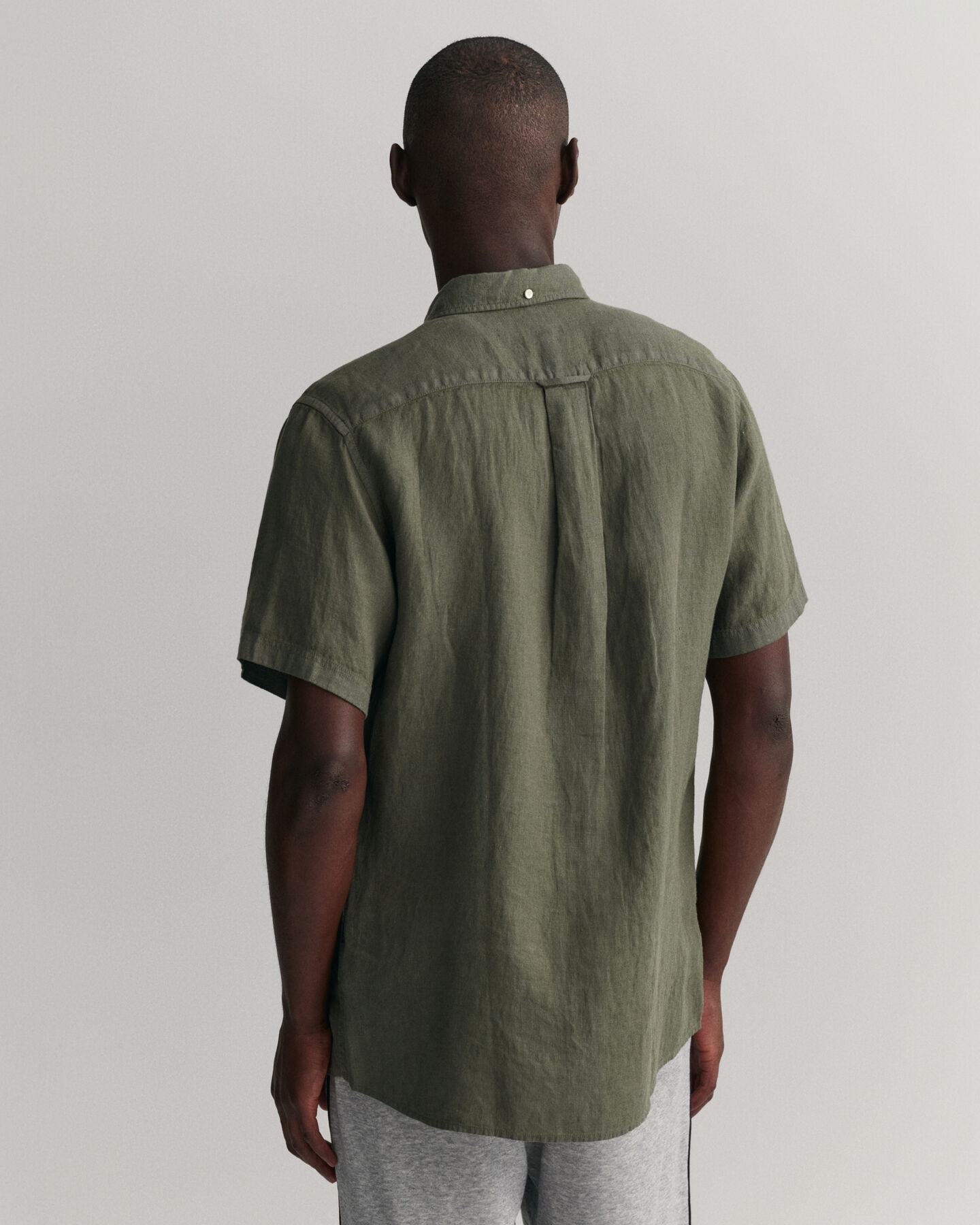 Regular&nbsp;fit ‑mitoitettu valmiina v&auml;rj&auml;tty lyhythihainen pellavapaita