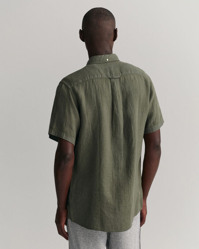 Regular&nbsp;fit ‑mitoitettu valmiina v&auml;rj&auml;tty lyhythihainen pellavapaita