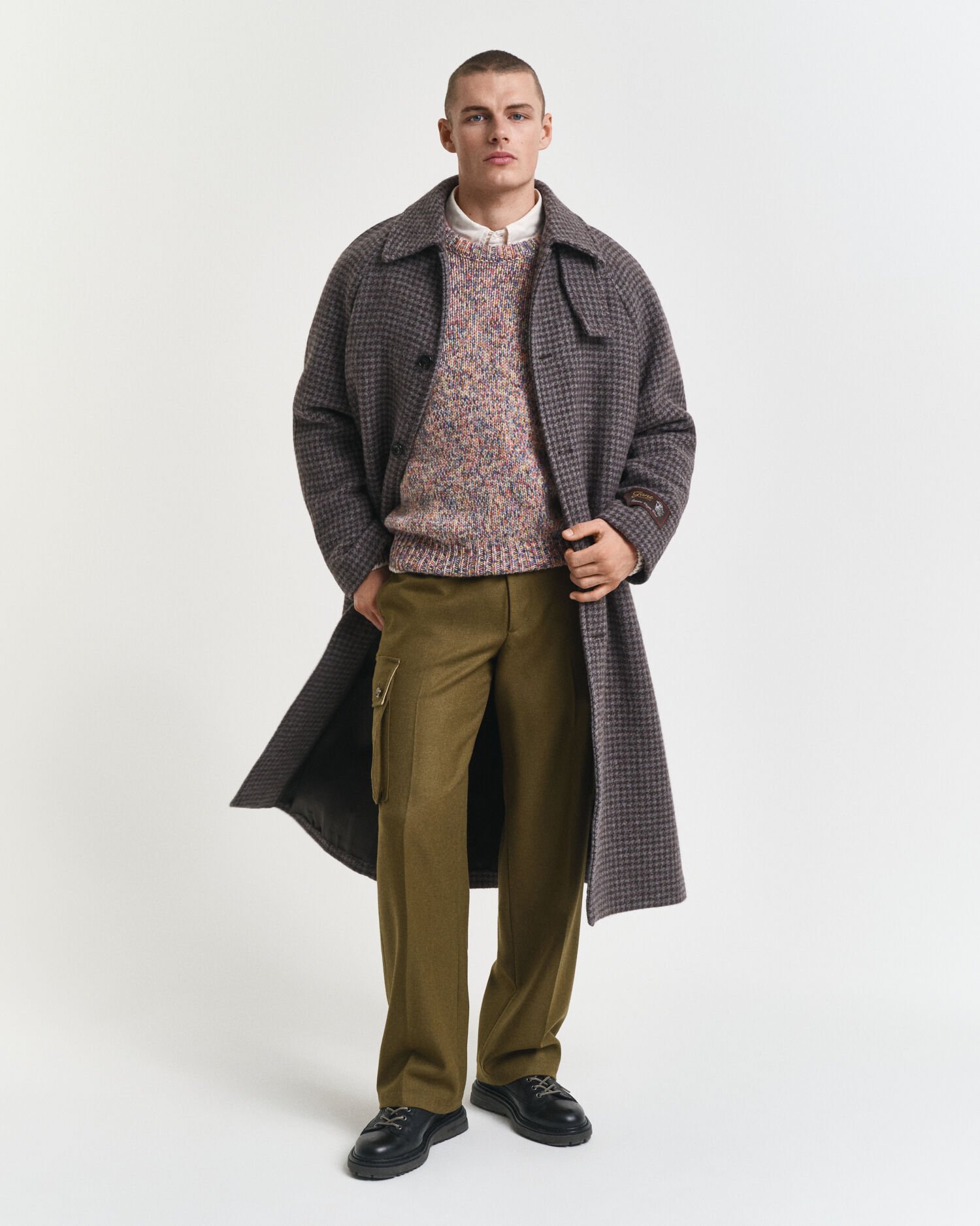 Monivärinen neulepusero, pyöreä pääntie