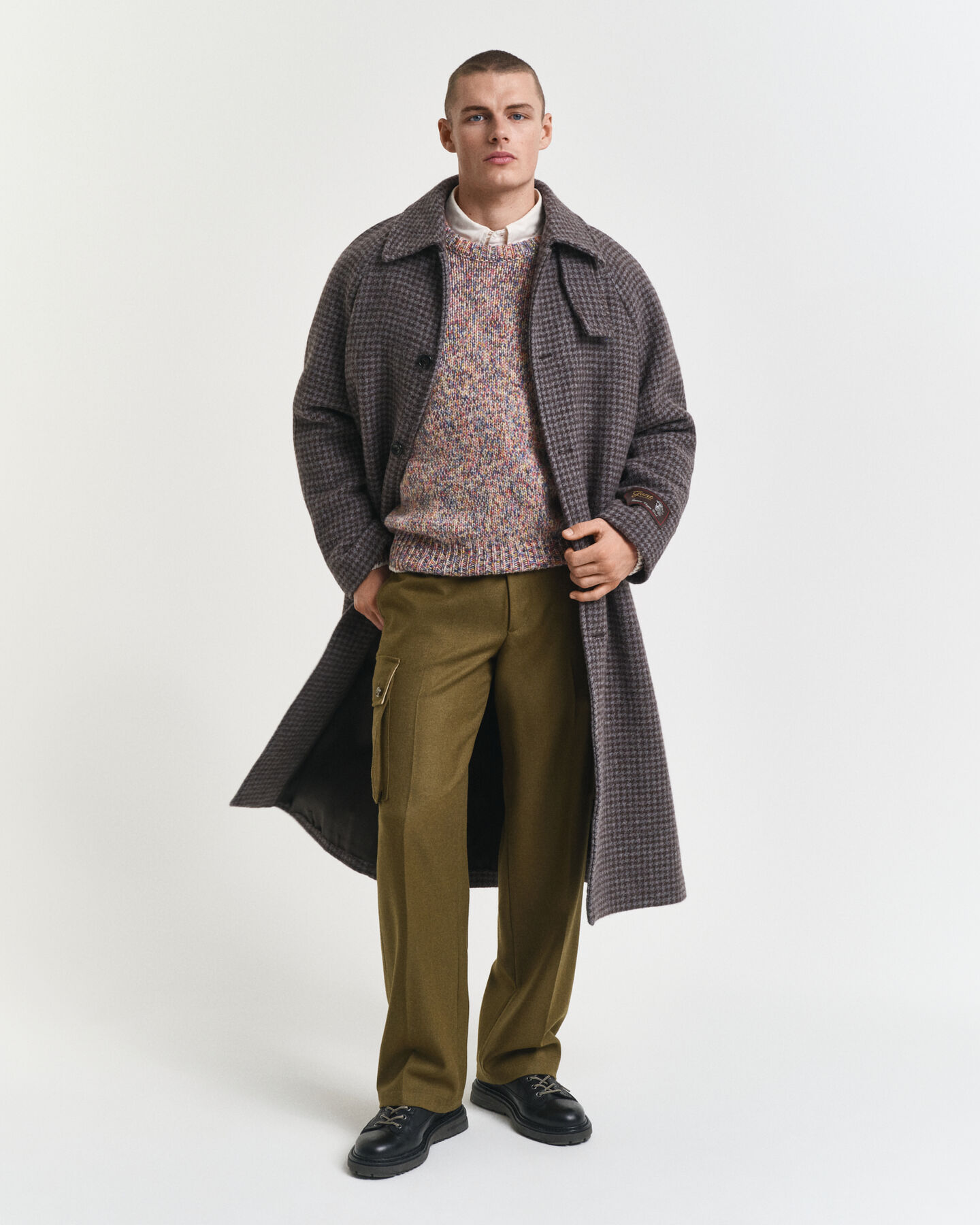 Monivärinen neulepusero, pyöreä pääntie