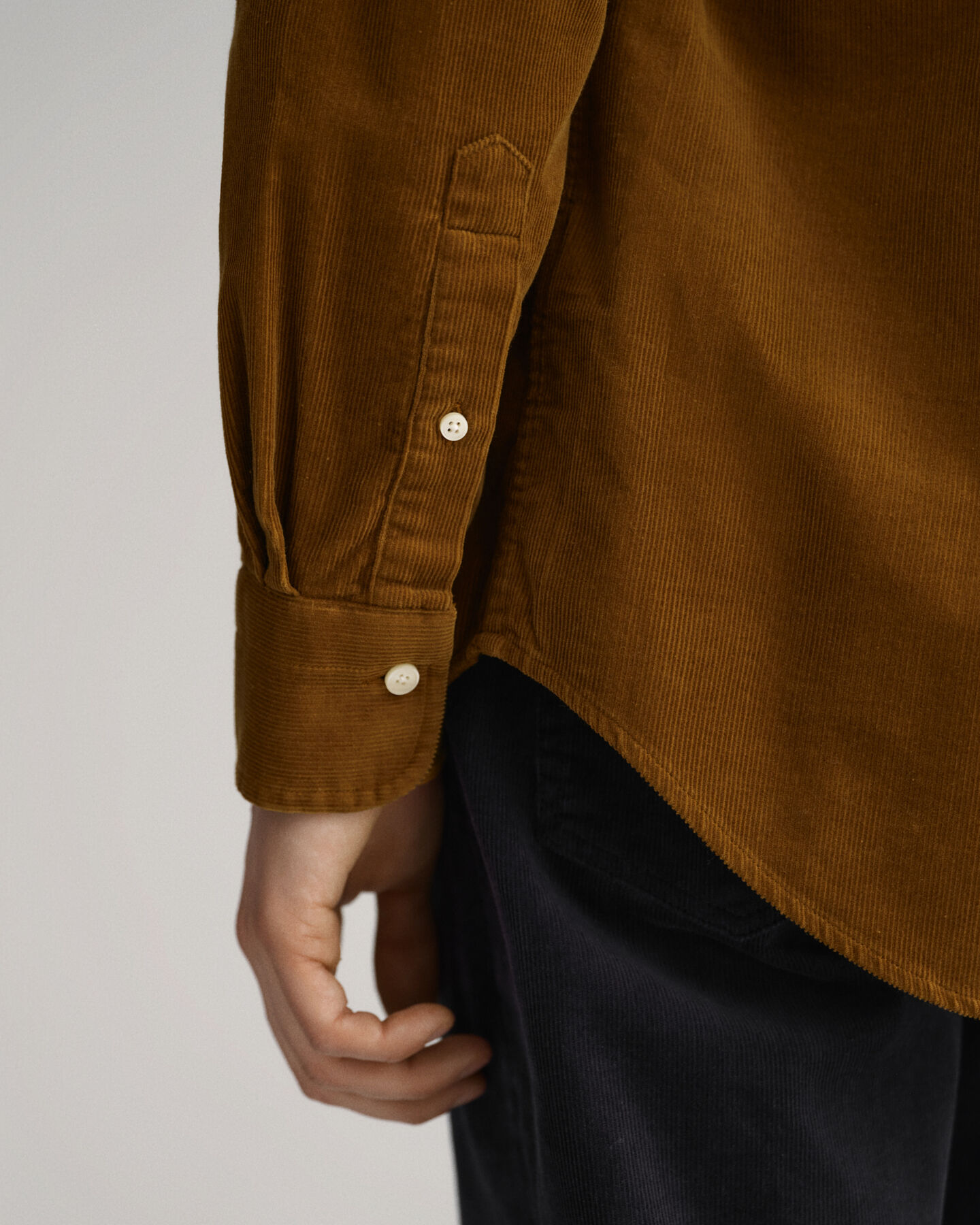 Regular fit ‑mitoitettu vakosamettipaita