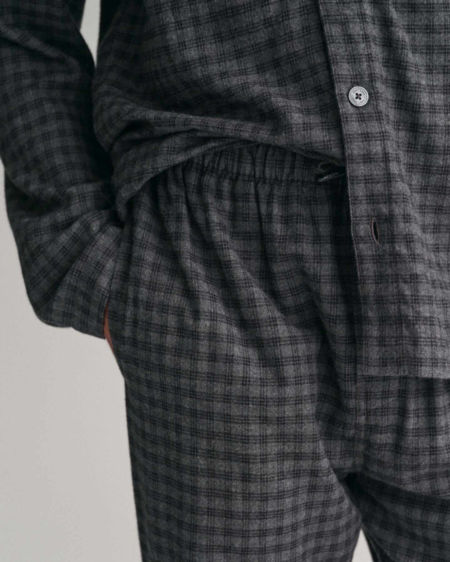 Flanelliset pyjamahousut ja ‑paita lahjapakkauksessa