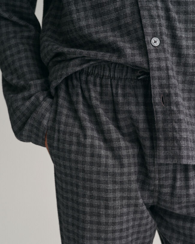 Flanelliset pyjamahousut ja ‑paita lahjapakkauksessa