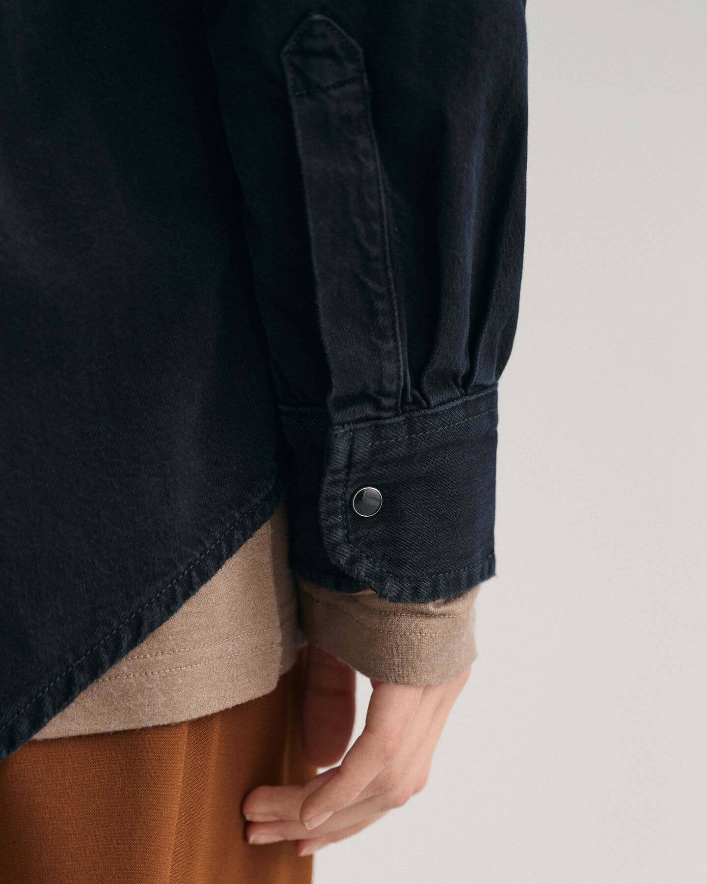 Oversized fit -mitoitettu farkkupaita