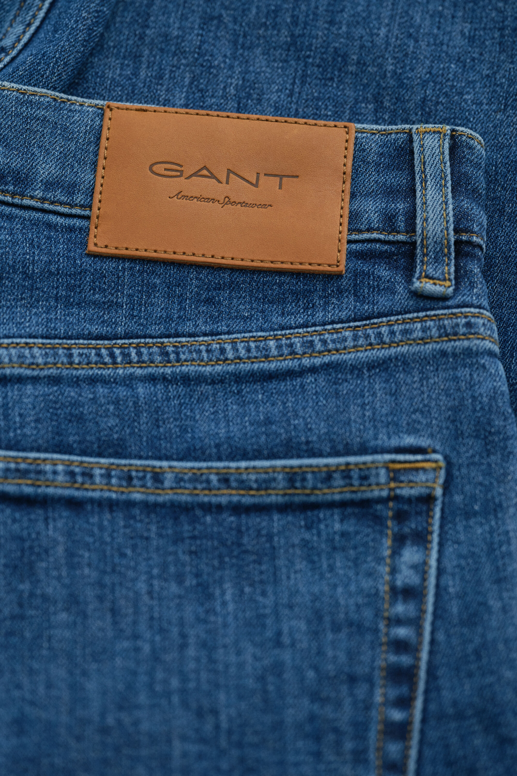 Regular fit ‑mitoitetut Clean Wash ‑farkut