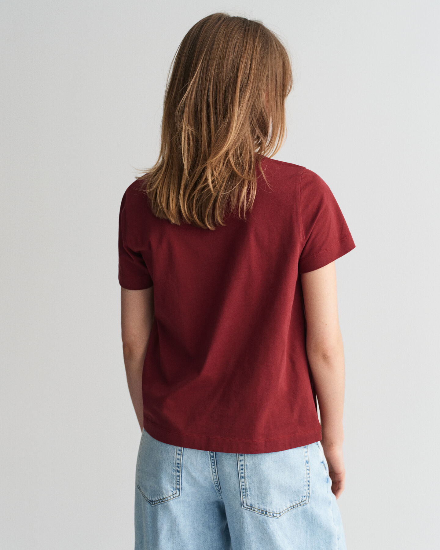 Shield-t‑paita, jossa v-pääntie