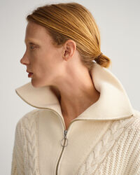 Puolivetoketjullinen palmikkoneule