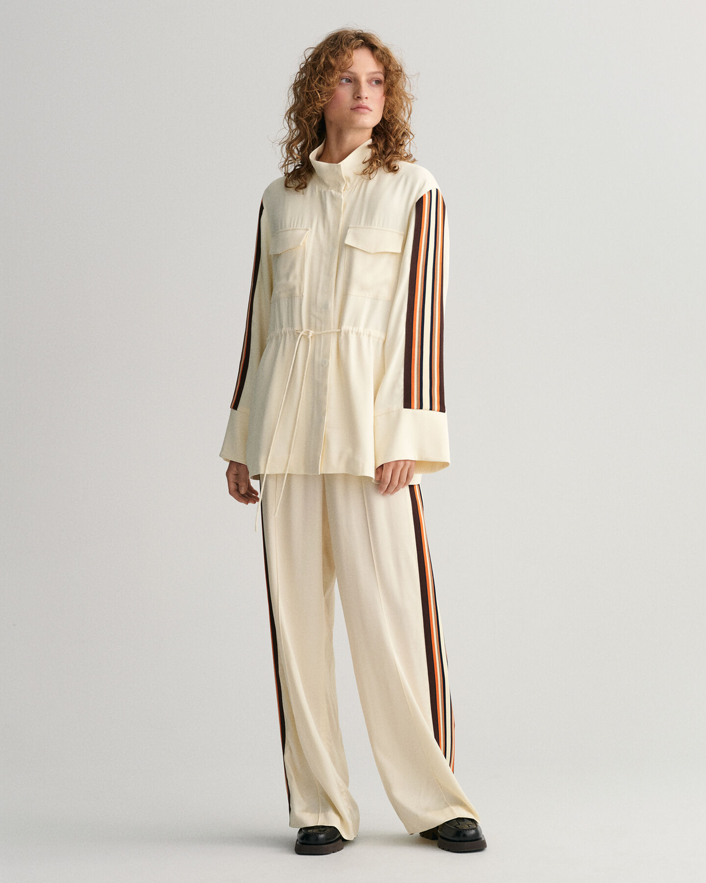 Relaxed fit ‑mitoitettu raidallinen takki